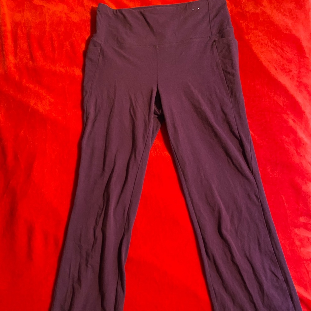 Burgundy yoga pants with pockets